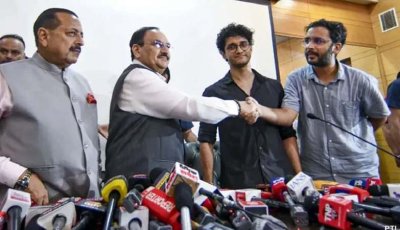 রাজনীতিতে যোগ দেবেন না ককরোচ পার্টির নেতারা