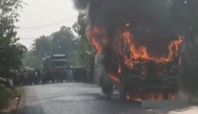 যশোরে চলন্ত বাসে আগুন, অল্পের জন্য রক্ষা অর্ধশতাধিক যাত্রীর
