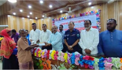 রাণীনগরে প্রধানমন্ত্রীর উপহার বিতরণ