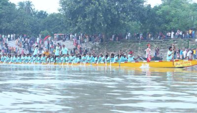 বাঘায় নৌকা বাইচে লাখ টাকার পুরস্কার জিতলেন বাংলার বাঘের পরিচালক হুমায়ন