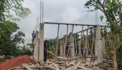 নাচোলে সরকারি খাস পুকুর, রাস্তা ও ভূমিহীনের জমি দখল করে পাকা ইমারত নির্মাণের অভিযোগ