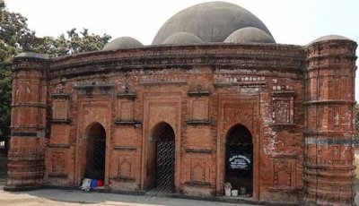 ৫০০ বছরের সাক্ষী চাঁপাইনবাবগঞ্জের খনিয়াদিঘি মসজিদ