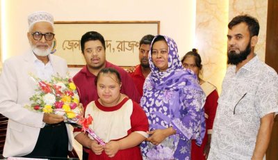 জেলা পরিষদের প্রশাসককে প্রতিবন্ধী শিক্ষার্থীদের ফুলেল শুভেচ্ছা