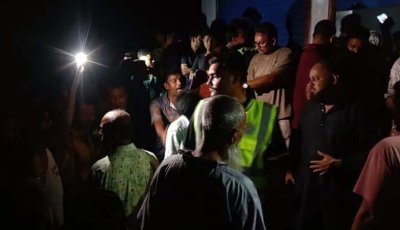 ‘গালাগালি করায়’ মাইকে ঘোষণা দিয়ে পুলিশকে অবরুদ্ধ করলেন এলাকাবাসী