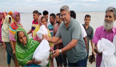 নগরীর পদ্মায় প্লাবিত এলাকায় আরডিএ চেয়ারম্যানের খাদ্যসামগ্রী বিতরণ