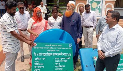 বড়াইগ্রামে মৎস্য চাষীদের মাঝে প্রদর্শনী পুকুরের উপকরণ বিতরণ