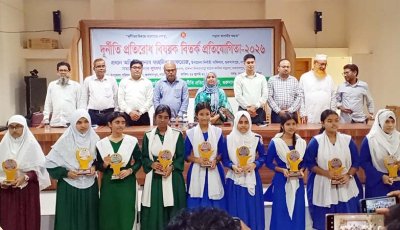 গুরুদাসপুরে দুর্নীতি প্রতিরোধ বিষয়ক বিতর্ক প্রতিযোগিতা অনুষ্ঠিত