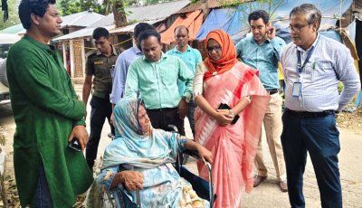 বড়াইগ্রামে অসহায় বৃদ্ধার পাশে দাঁড়ালেন ইউএনও