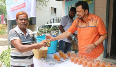গরমে পথচারীদের মাঝে ‘শুভেচ্ছা রিয়েল এস্টেট’র শরবত বিতরণ
