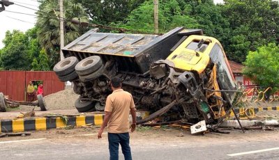 বালুবোঝাই ড্রামট্রাক উল্টে গেল আইল্যান্ডে