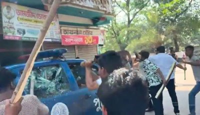 গোপালগঞ্জে নিষিদ্ধ ছাত্রলীগের মিছিল থেকে পুলিশের ওপর হামলা, আহত ২