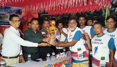 নিয়ামতপুরে আদর্শ কৃষকদের নিয়ে প্রীতি ফুটবল ম্যাচ অনুষ্ঠিত