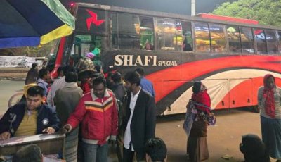 ভোটের টানে নগর ছেড়ে গ্রামে পথে মানুষ