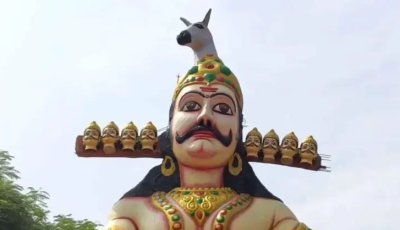 মাথায় গাধা বসিয়ে রাবণকে পুজো! দশেরায় এক হাত ঘোমটা দিয়ে কেন মুখ ঢাকেন নারীরা?
