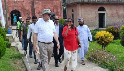 প্রাচীন গৌড়ের ঐতিহ্যে সোনামসজিদ স্থলবন্দর পরিদর্শন করলেন মার্কিন রাষ্ট্রদূত