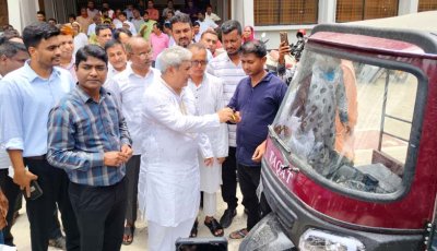 পবায় উপকারভোগীদের মাঝে অটোরিকশা, ট্রাইসাইকেল ও মিলিং মেশিন বিতরণ
