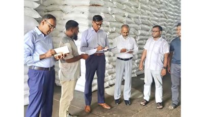 গুদামে পর্যাপ্ত সার রয়েছে, সংকটের খবরকে ‘বিভ্রান্তিকর’ বললেন বিভাগীয় কমিশনার