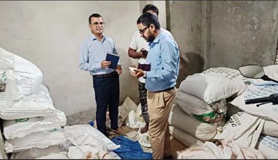জয়পুরহাটে কৃষকের বাড়ি থেকে ৭৬ বস্তা সার জব্দ