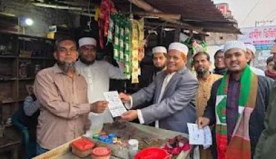ভোটাদের বাড়ি বাড়ি গিয়ে ভোট চাচ্ছেন জামায়াত প্রার্থী অধ্যক্ষ নাজমুল হক
