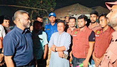 সিরাজগঞ্জে অপরাধ নিয়ন্ত্রণে বাঁশকল পরিদর্শন ও পুলিশ সদস্যদের টর্চলাইট-বাঁশি দিলেন পুলিশ সুপার