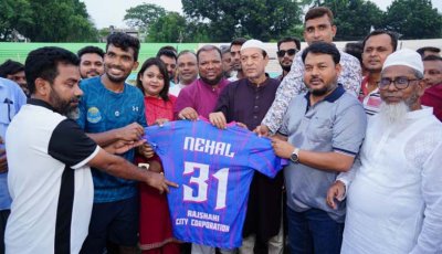 জেলা প্রশাসক গোল্ডকাপ ফুটবল টুর্নামেন্টে রাসিক দলের জার্সি উন্মোচন ও বিতরণ