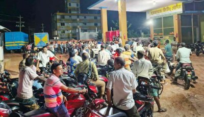 পত্নীতলায় তেল সংকট আতঙ্কে ফিলিং স্টেশনে উপচেপড়া ভিড়