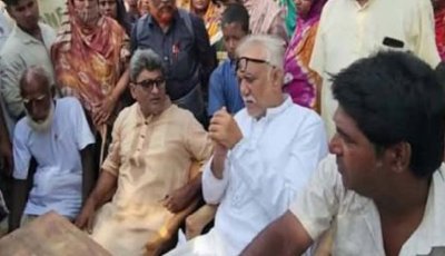বাঘায় আগুনে পুড়ে নিঃস্ব পরিবারকে খাদ্য দিলেন এমপি চাঁদ