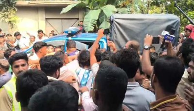 ছাত্রকে ধর্ষণেচেষ্টা: মাদ্রাসার অধ্যক্ষকে অবরুদ্ধ, উদ্ধারে গিয়ে ওসিসহ ৩ পুলিশ আহত