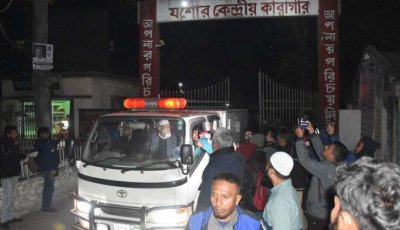 কারাফটকে মৃত ছেলেকে কোলে নিয়ে স্ত্রীর মরদেহ ছুঁয়ে কাঁদলেন ছাত্রলীগ নেতা