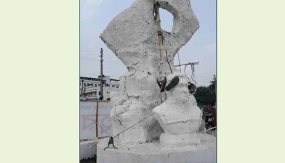 বীরশ্রেষ্ঠ হামিদুর রহমানের ভাস্কর্যে জুতার মালা, পরে অপসারণ