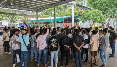 সিঙ্গাপুরে ২৪০ শ্রমিকের বেতন বকেয়া, ওয়ার্ক পারমিট বাতিল, অধিকাংশই বাংলাদেশি