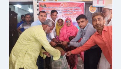 নিয়ামতপুরে অসহায় ও দুস্থদের মাঝে চাল বিতরণ