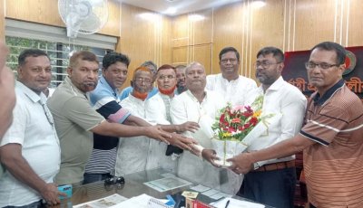 চাঁপাইনবাবগঞ্জে এলজিইডির নবাগত নির্বাহী প্রকৌশলীকে ঠিকাদার সমিতির ফুলেল শুভেচ্ছা