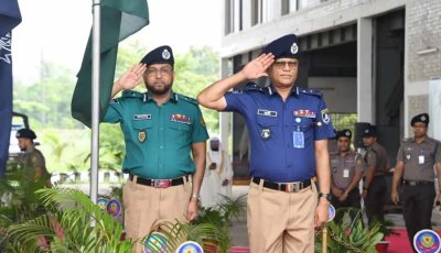 গাঢ় নীল-হালকা জলপাই শার্ট ও খাকি প্যান্টে ফিরলো পুলিশ