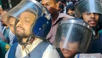 রবীন্দ্রনাথের গ্রাফিতিতে কালি: আয়াস-রিমির জামিন শুনানিতে হাতাহাতি