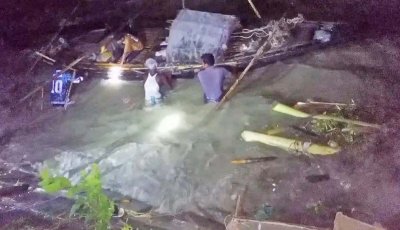 শান্ত পদ্মা নদী মুহূর্তেই যেন উত্তাল হয়ে উঠল