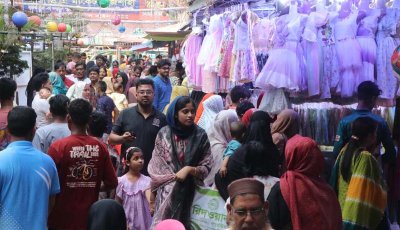 অভিজাত শপিং মল থেকে ফুটপাত পর্যন্ত কেনাকাটার ধুম
