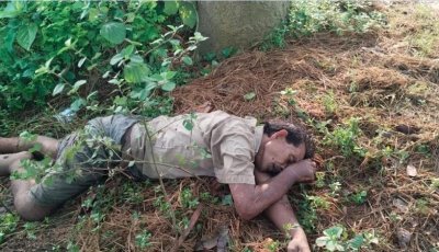 নিয়ামতপুরে রাস্তার ধারে পড়ে ছিল মরদেহ, শরীরে আঘাতের চিহ্ন