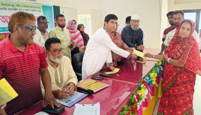 সাপাহারে প্রধানমন্ত্রীর ত্রাণ ও কল্যাণ তহবিলের নগদ অর্থ বিতরণ