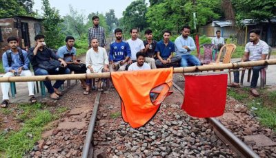 রাবি শিক্ষার্থীকে টিটিই’র মারধর, রাজশাহীতে রেললাইন অবরোধ