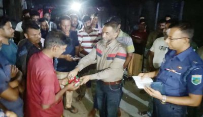 শাহজাদপুরে পুলিশ সুপারের মতবিনিময়,বাঁশকল পরিদর্শন ও টর্চলাইট-বাঁশি বিতরণ