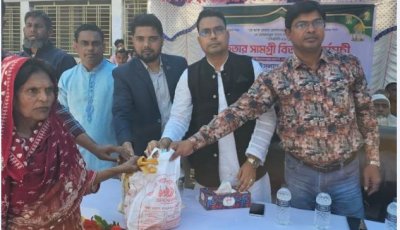 নওগাঁয় দারুল হিকমাহ ইয়ুথ এসোসিয়েশনের ইফতার সামগ্রী বিতরণ