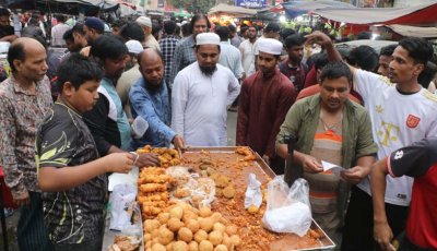 রাজশাহীতে বাহারি ইফতার কিনতে রোজদারদের ভিড়