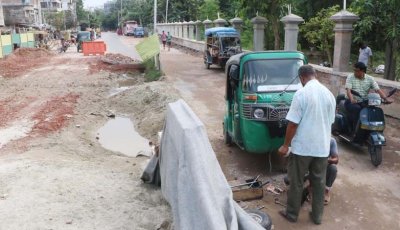 রাজশাহীতে ফ্লাইওভার নির্মাণ:  প্রকল্পের মেয়াদ শেষ, খানাখন্দে দুর্ভোগ