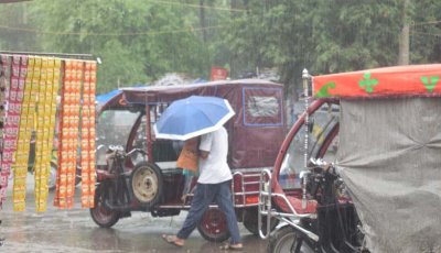 রাজশাহীতে বৃষ্টিতেও কমেনি ভ্যাপসা গরম