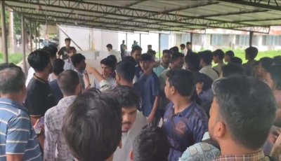 প্রক্টরের সামনে সাংবাদিক ও রাকসু নেতাদের ওপর হামলা মার্কেটিং বিভাগের শিক্ষার্থীদের