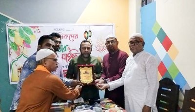 চারঘাটে মামুনকে সম্মাননা স্মারক প্রদান