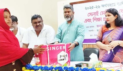 বদলগাছীতে চেক ও শেলাই মেশিন বিতরণ