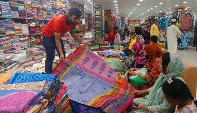 জমে উঠেছে সিল্কের পোশাকের বেচাকেনা