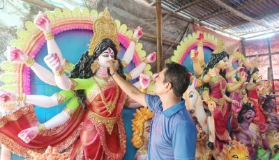 ঘোড়ায় চড়ে আসছেন দেবী দুর্গা